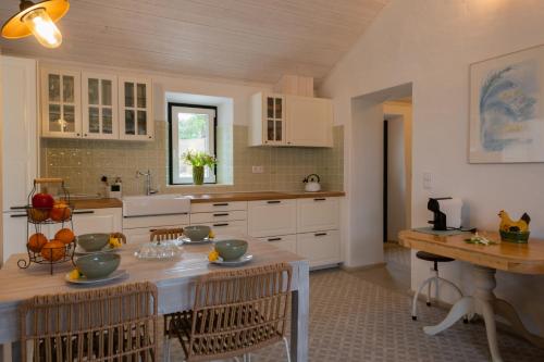 a kitchen with a table and chairs in a room at Monte Esmeralda in São Luis