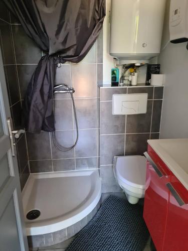 une petite salle de bain avec toilettes et lavabo dans l'établissement Saint-Ay sur la route des châteaux, à Saint-Ay