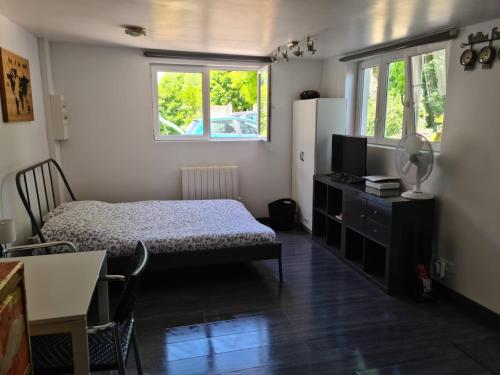 1 dormitorio con 1 cama, TV y mesa en Saint-Ay sur la route des châteaux en Saint-Ay