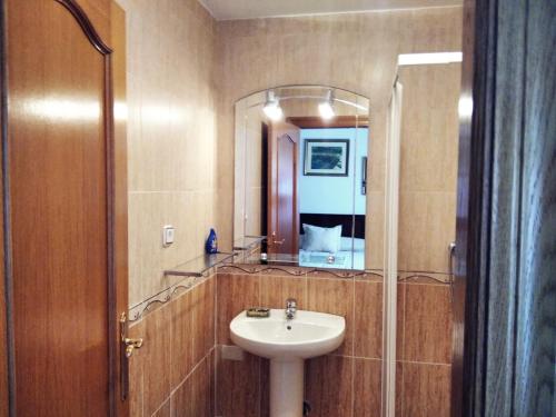 y baño con lavabo y espejo. en Homely Apartments Blue Coast, en San Miguel de Salinas