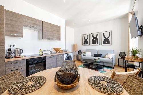 eine Küche und ein Wohnzimmer mit einem Tisch und Stühlen in der Unterkunft Cosy flat 100m from the beach - Carré d'Or - 1BR2p in Cannes