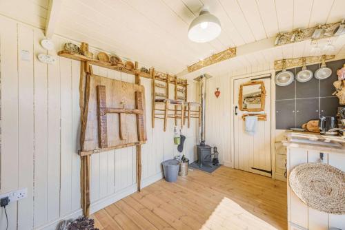 Η κουζίνα ή μικρή κουζίνα στο Littlestock Shepherds Hut