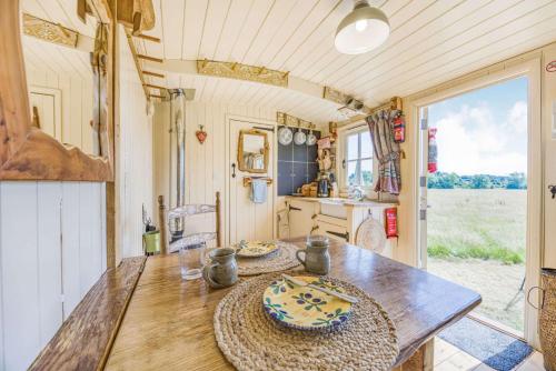 Χώρος καθιστικού στο Littlestock Shepherds Hut
