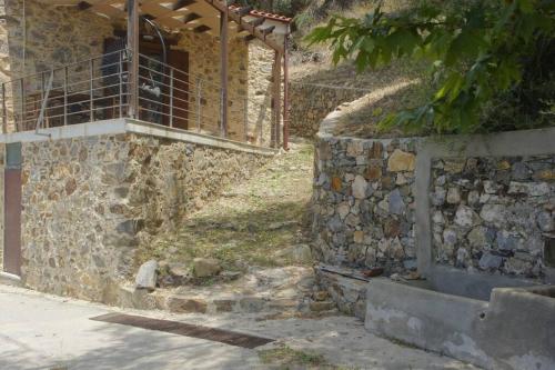 Фотография из галереи Rosales stone house в городе Амигдалокефалион