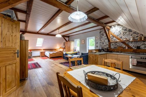 a kitchen and dining room with a table in a room at Agroturystyka Ziemia Obiecana in Nielestno