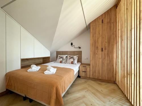 een slaapkamer met een bed met twee handdoeken erop bij DMK Oak Studio near Warsaw-Modlin Airport in Nowy Dwór Mazowiecki