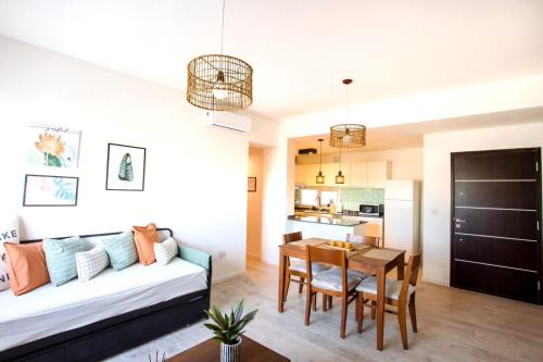 sala de estar con sofá y mesa en ALQUILERES TEMPORARIOS MADRYN en Puerto Madryn