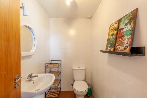 uma casa de banho com um WC e um lavatório em Casa Nogueira - Minho's Guest em Pousadouros