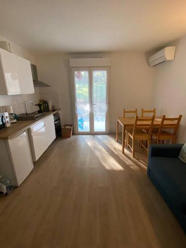 Il comprend un salon avec une cuisine et une table à manger. dans l'établissement L'écureuil, à Martigues