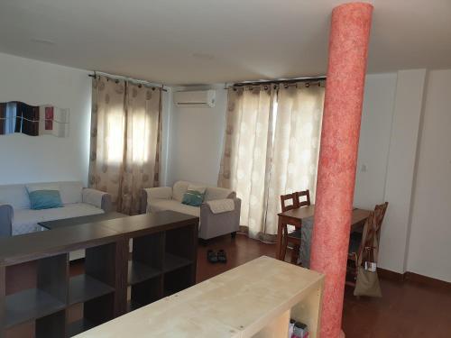 sala de estar con sofá y mesa en Alojamiento Rural Mirador del Valle, en Baños de la Encina