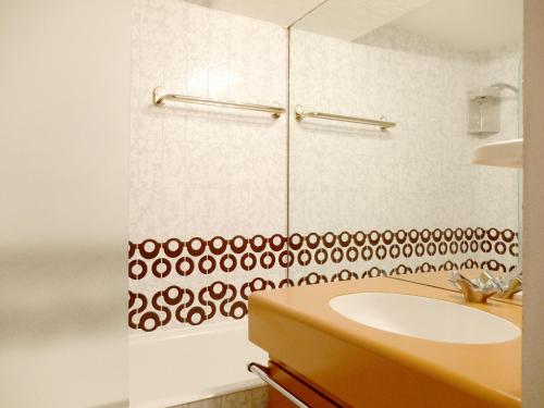 une salle de bain avec un lavabo et une douche dans l'établissement Studio confort, balcon sud, au pied des pistes et commerces, animaux acceptés, Tignes Le Lac - FR-1-502-458, à Tignes