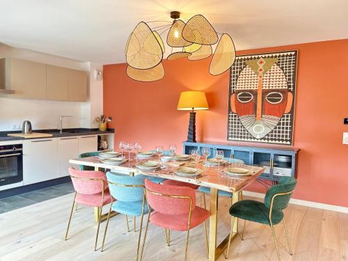 une salle à manger avec une table, des chaises et un tableau dans l'établissement Appartement 4 Chambres au Coeur des Gets - Haut Standing, Parking, Wifi, Balcon, Proche Commerces - FR-1-623-319, aux Gets