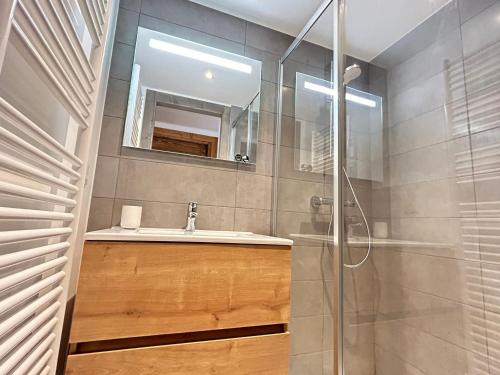 une salle de bain avec lavabo et douche dans l'établissement Appartement 4 Chambres au Coeur des Gets - Haut Standing, Parking, Wifi, Balcon, Proche Commerces - FR-1-623-319, aux Gets