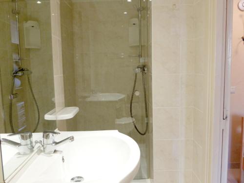 une salle de bain avec une douche, un lavabo et des toilettes dans l'établissement Studio au cœur de Tignes Le Lac · Proche pistes et commodités · Animaux acceptés - FR-1-502-461, à Tignes