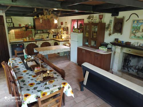 une cuisine avec une table et une salle à manger dans l'établissement chalet la vigna, à Scurcola Marsicana