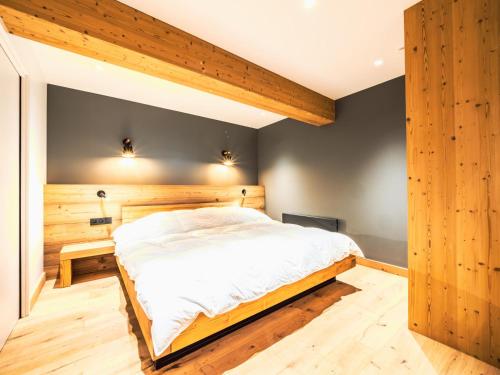 sypialnia z dużym łóżkiem i drewnianymi ścianami w obiekcie Appartement rénové 4 pièces, proche pistes, terrasse, WIFI, Tignes le Lac - FR-1-502-462 w mieście Tignes