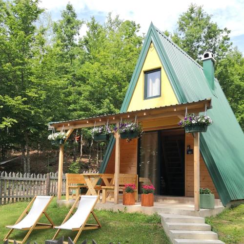 a tiny house with a green roof at Koliba Pčelica 2 in Bijelo Polje