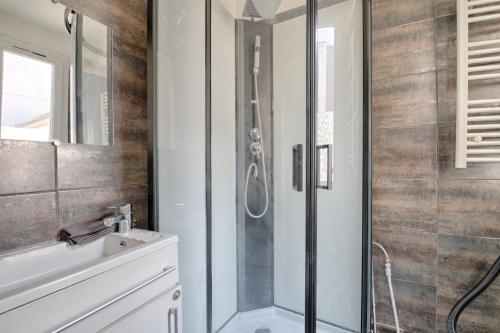 a bathroom with a shower and a sink at On Stage - Appartement pour 3 personnes in Ivry-sur-Seine