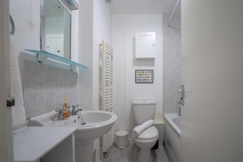 bagno bianco con lavandino e servizi igienici di Montpellier Regency apartment balcony & parking a Cheltenham