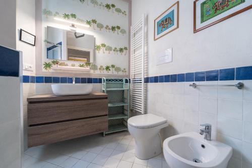 bagno con servizi igienici e lavandino di La Rovettina Pet friendly house a Salò