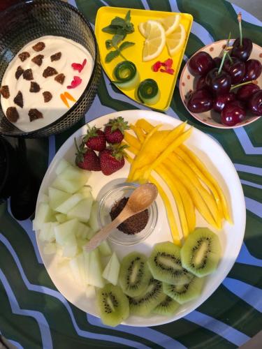 een bord groenten en fruit op een tafel bij Special Farmstay, Faia-Guarda in Faia