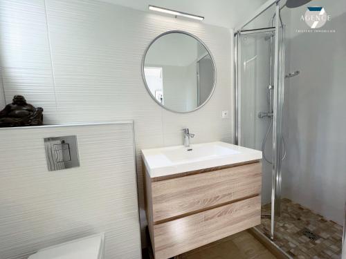 une salle de bain avec un lavabo et un miroir dans l'établissement Villa Pura Vida, à Sainte-Maxime
