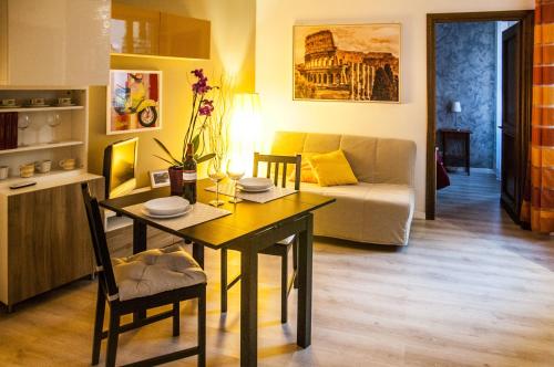 een woonkamer met een tafel en een bank bij Casa Federico - beauty apartment with wonderful terrace in Rome