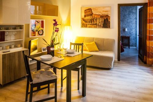 ローマにあるCasa Federico - beauty apartment with wonderful terraceのリビングルーム(テーブル、ソファ付)