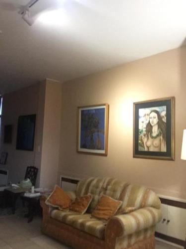 a living room with a couch and a painting on the wall at Apartamento Valledupar, exclusivo, cómodo y residencial in Valledupar