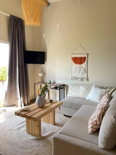 a living room with a couch and a coffee table at Sueño in Taktikoúpolis