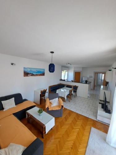 ein Wohnzimmer mit 2 Sofas und einem Tisch in der Unterkunft Guesthouse Varnica in Kaštela