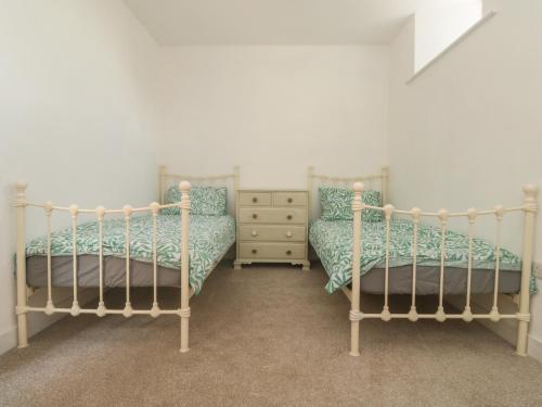 two beds sitting next to each other in a bedroom at Chapel House in Okehampton
