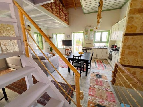eine Küche mit einer Treppe, die zu einem Esszimmer führt in der Unterkunft Blue Horizon Kastellorizo in Megisti