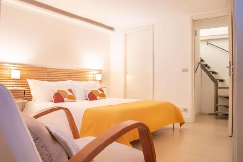 een slaapkamer met een groot bed en een gele deken bij Suite indipendente su due livelli (metro B Libia) in Rome