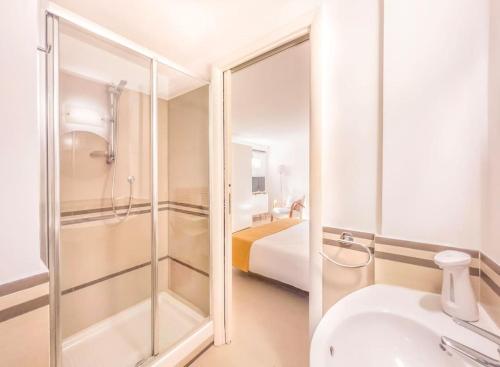 y baño con ducha, aseo y lavamanos. en Suite indipendente su due livelli (metro B Libia), en Roma