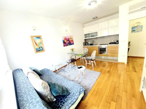 ein Wohnzimmer mit einem Sofa und einem Tisch in der Unterkunft Apartment Divas Split in Split