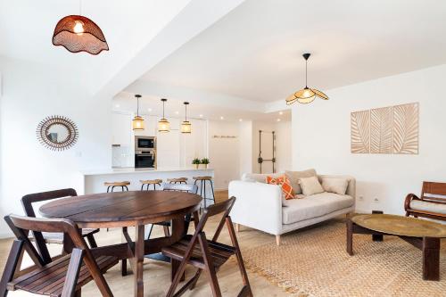 ein Wohnzimmer mit Tisch, Stühlen und Sofa in der Unterkunft Oeiras Apartment in Oeiras