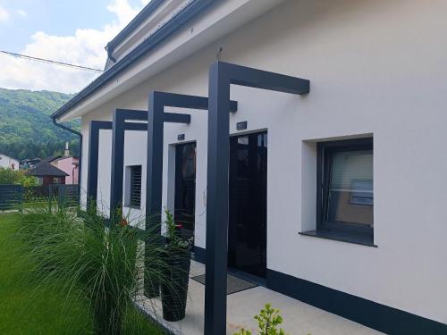 une maison blanche avec peinture bleue dans l'établissement Apartma FRIGO, à Maribor