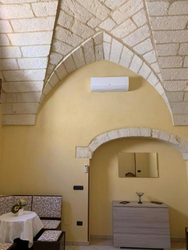 a room with an arched ceiling and a table at Residence Zoe - SOLE in Serrano
