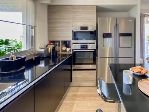 une cuisine avec des appareils en acier inoxydable et un comptoir dans l'établissement Charmant appartement proche des plages, à Antibes