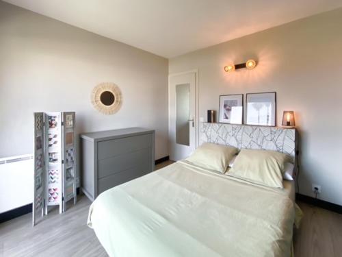 une chambre avec un grand lit blanc et une fenêtre dans l'établissement Charmant appartement proche des plages, à Antibes