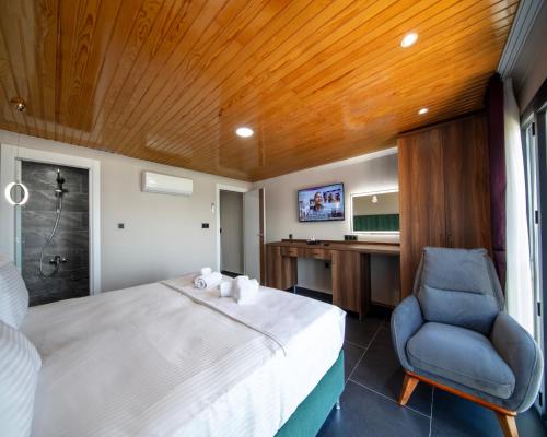 A bed or beds in a room at Royal Villa