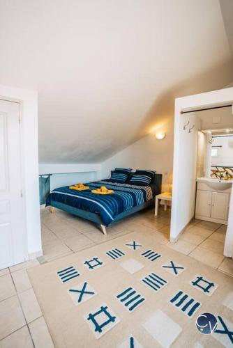 une chambre avec un lit et un tapis au sol dans l'établissement Maison de village cosy avec terrasse privée, à Saint-Marcel-de-Carreiret