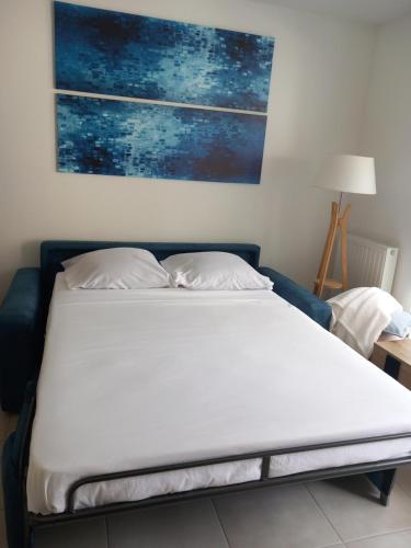 Bett in einem Zimmer mit Wandgemälde in der Unterkunft Chez Candie in La Trinité