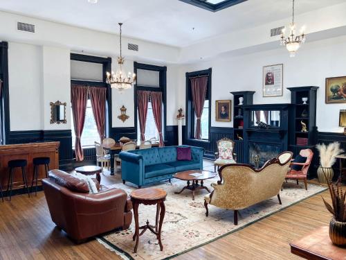 德盧斯的住宿－The Oliver Inn，客厅配有蓝色的沙发和椅子