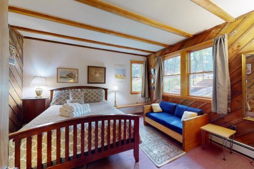 韋弗利的住宿－Old Kings Hideout，一间卧室配有一张床和一张蓝色的沙发