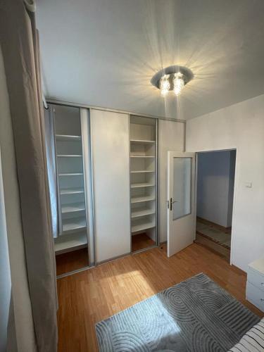 Postel nebo postele na pokoji v ubytování 4 Bedroom Elegant, beautiful and spacious home with a botanical garden