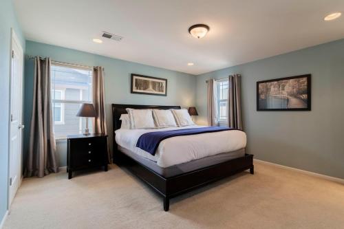 sypialnia z dużym łóżkiem i oknem w obiekcie Spacious Family Friendly Townhome in Central Park w mieście Denver