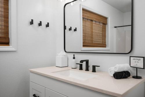 un bagno con lavandino e specchio di Willamette Vintage a Dundee