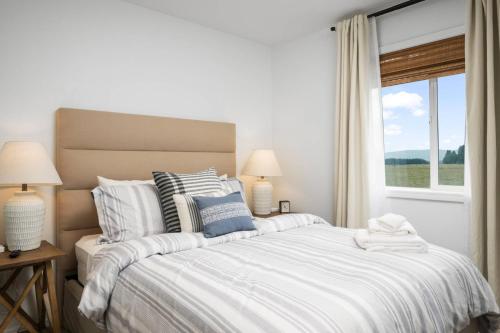 una camera da letto bianca con un letto grande e una finestra di Willamette Vintage a Dundee
